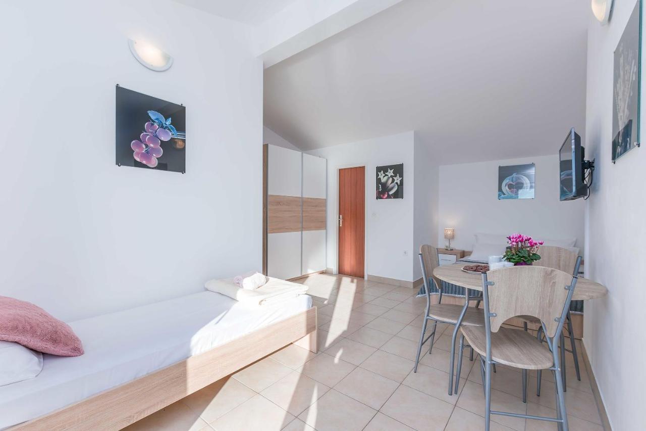 Apartmani Neno Lokva Rogoznica Bagian luar foto